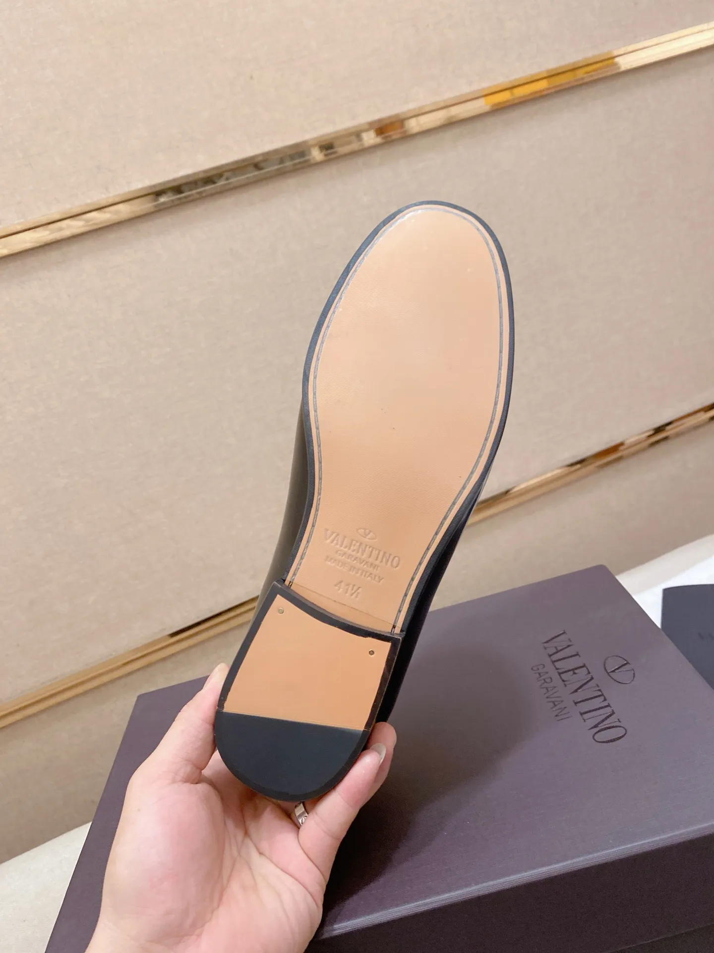 Factory price: 700💰Valentino's new men's V logo micro-label business casual loafers. These Derby loafers are made of imported cowhide leather. They are light in texture and cool in style. The uppers are decorated with brand logo buckles, highlighting the big-brand style! The lines reveal novel urban trends. The toe is round and full, and the rubber foam sole and triple protruding leather welt complement each other. It is extremely fashionable and charming, with dyed calfskin lining, genuine leather feet, and standard logo decoration. It is simple yet elegant. It has a classic European and American loose style and is extremely comfortable on the feet. Size: 39-44 (38.45. Customized)